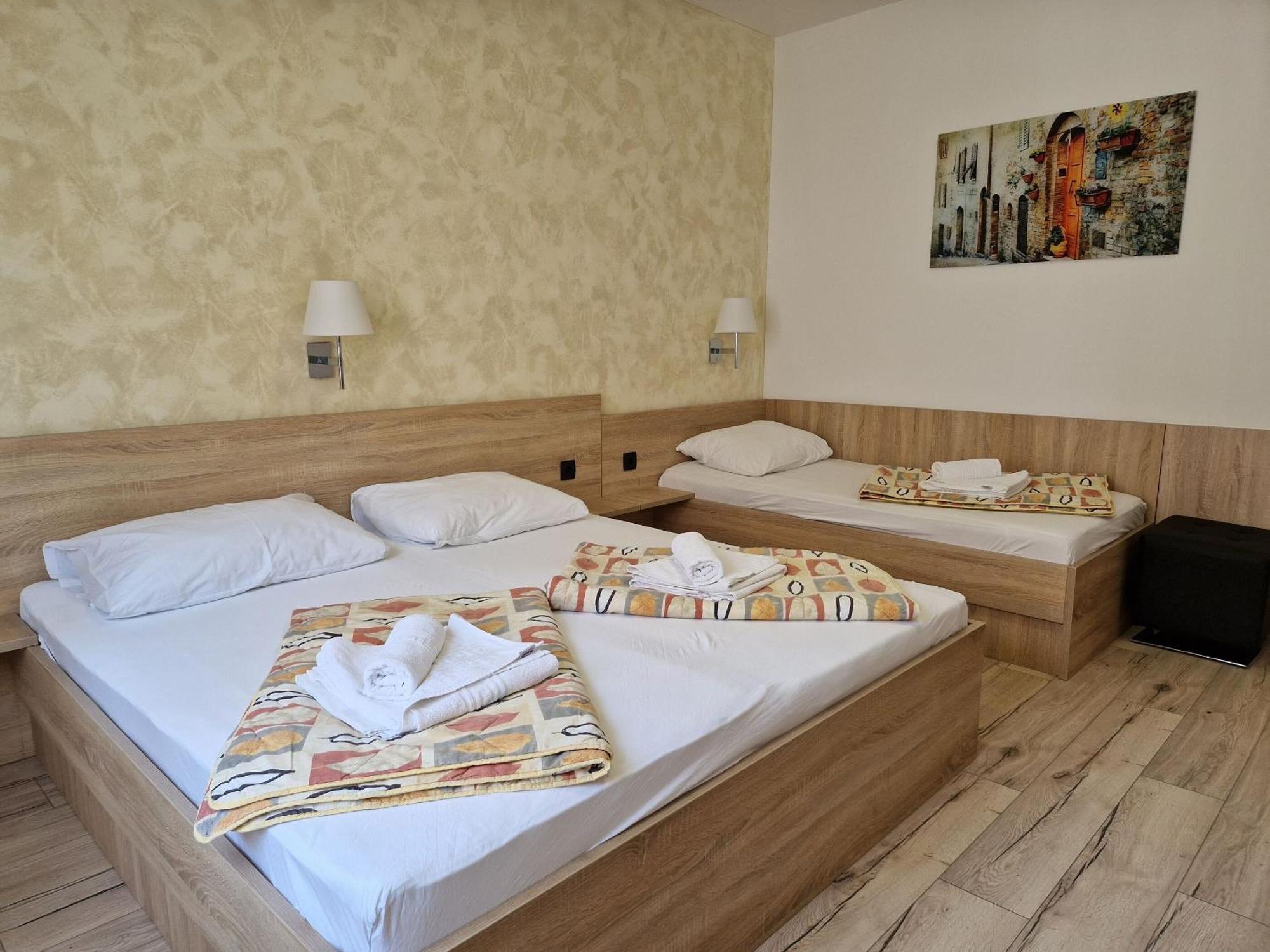 Apartment And Rooms Amenka Novalja Luaran gambar