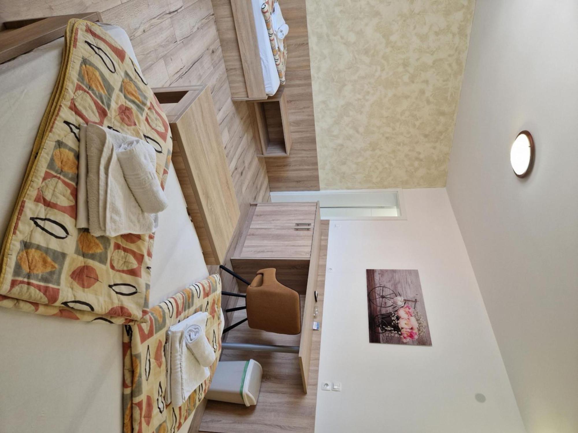 Apartment And Rooms Amenka Novalja Luaran gambar