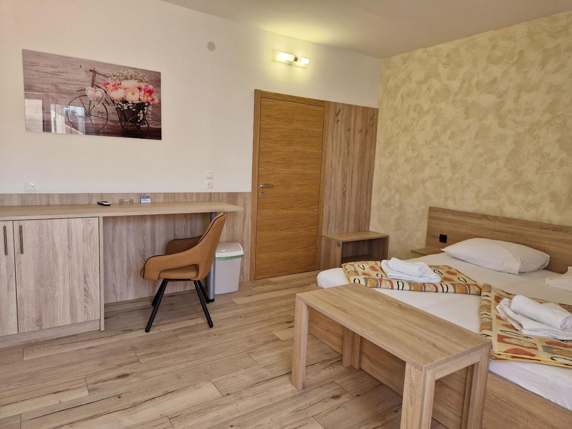 Apartment And Rooms Amenka Novalja Luaran gambar