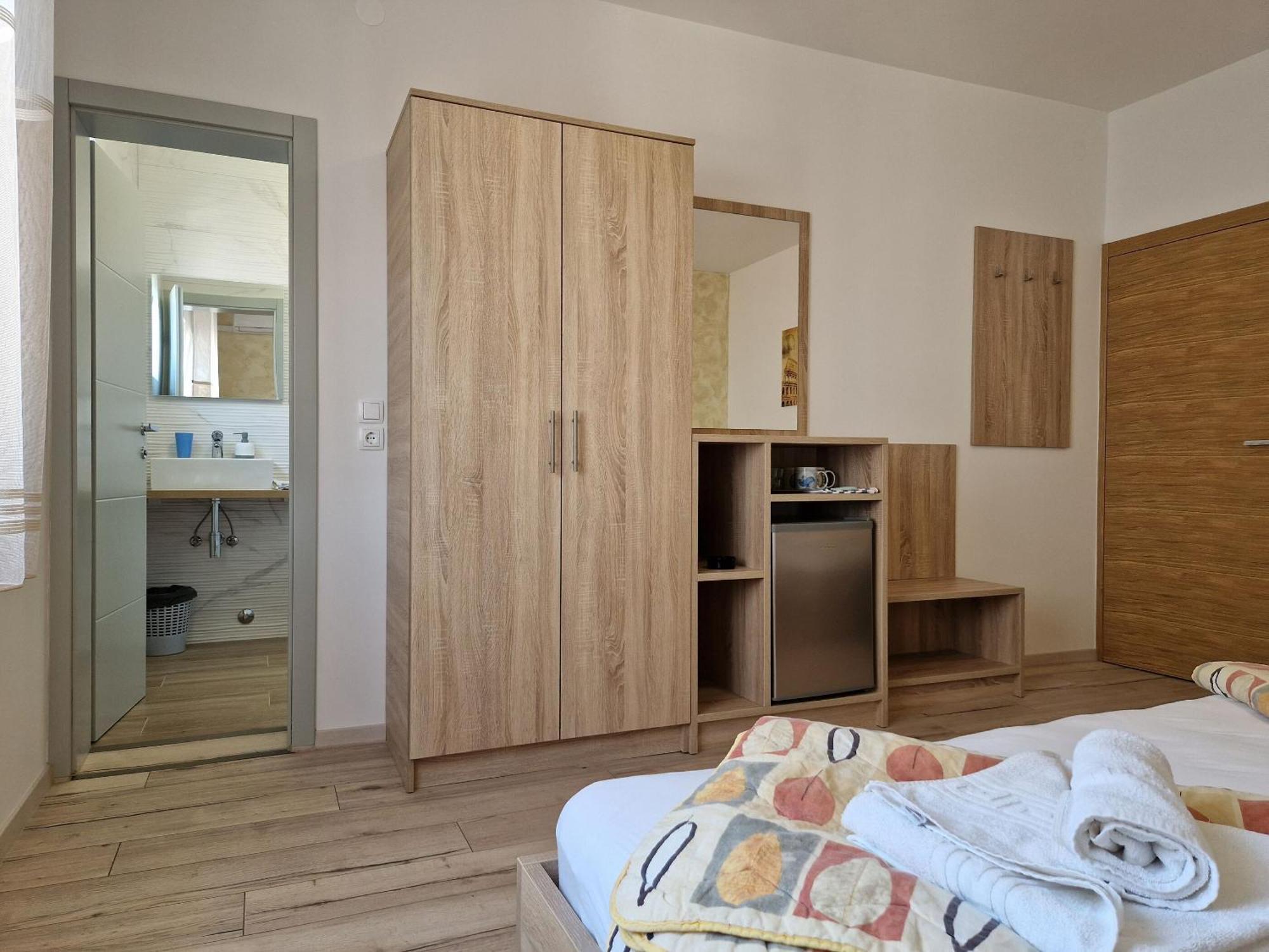 Apartment And Rooms Amenka Novalja Luaran gambar