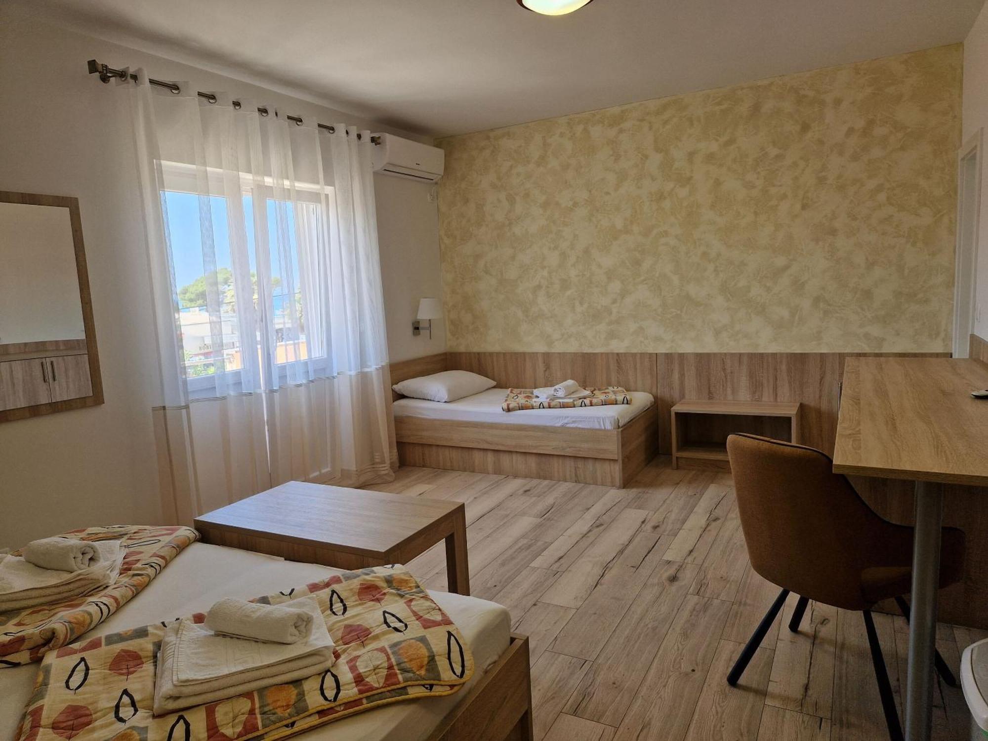 Apartment And Rooms Amenka Novalja Luaran gambar