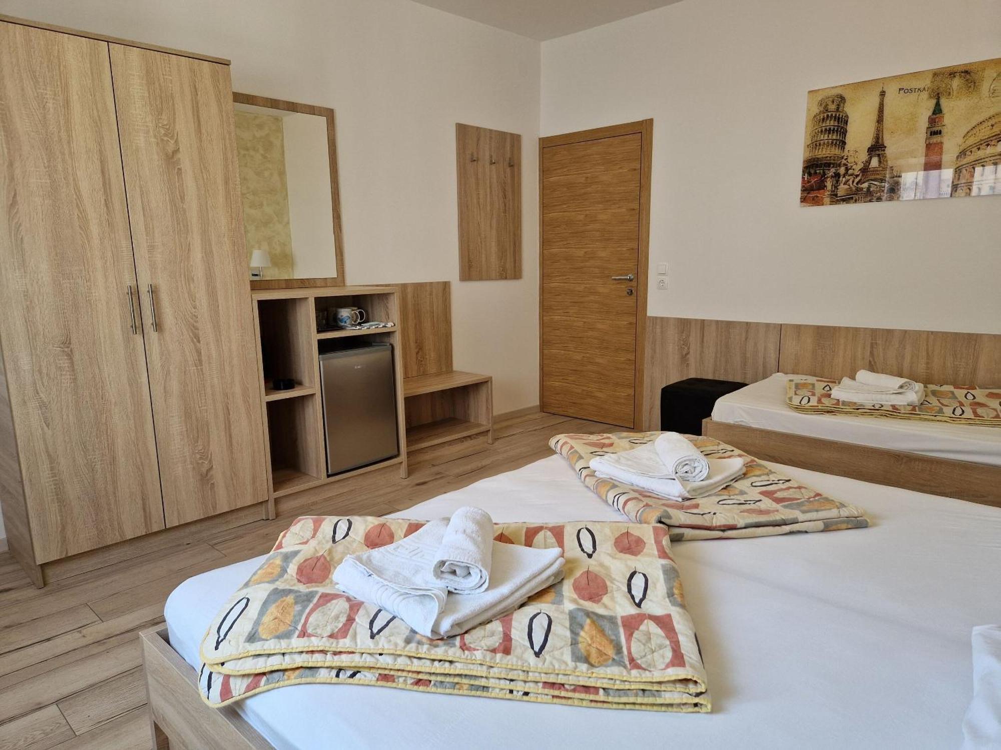 Apartment And Rooms Amenka Novalja Luaran gambar