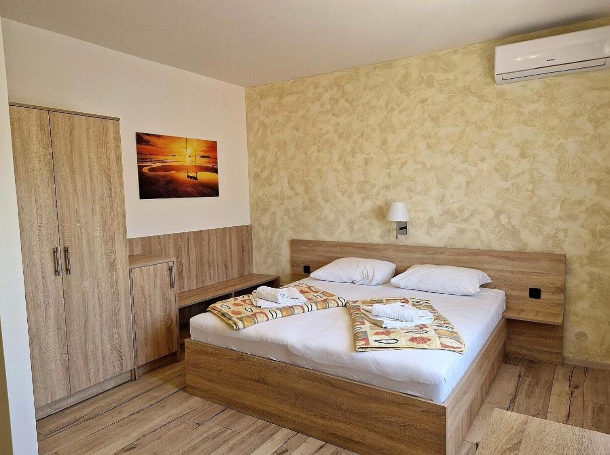Apartment And Rooms Amenka Novalja Luaran gambar