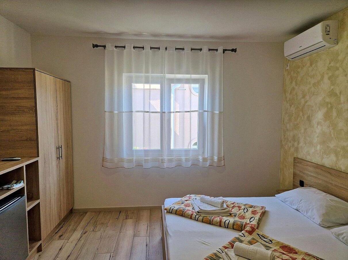 Apartment And Rooms Amenka Novalja Luaran gambar